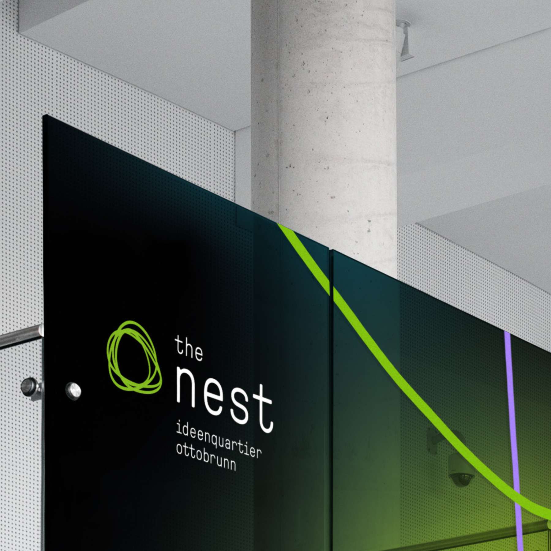 Bedruckte Glasscheiben mit keramischer Schmelzfarbe, die das Logo von „the nest“ und einige Linien in den Brandfarben violett und grün zeigen