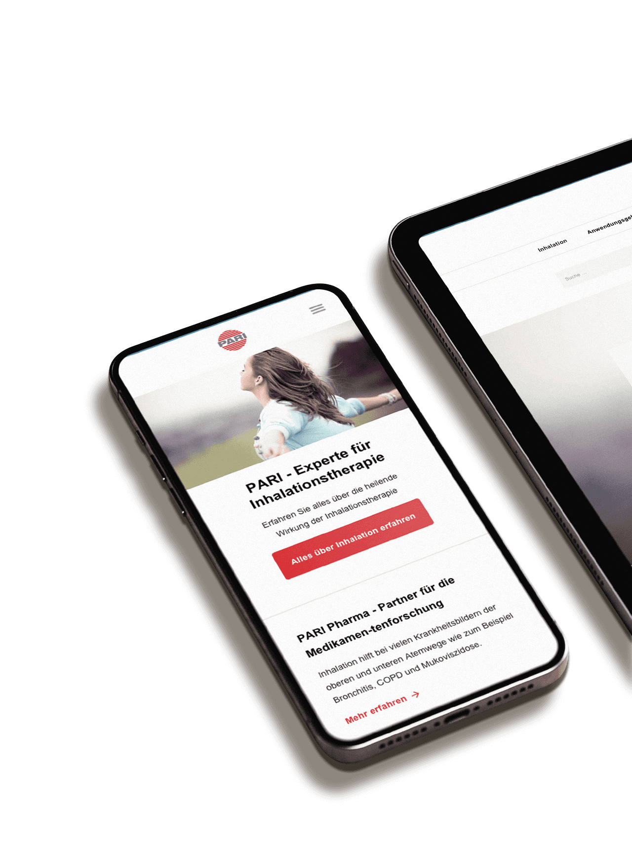 Mockup der mobilen Ansicht der PARI-Website in einem Smartphone, auf dem Headerbild steht eine brünette Frau mit ausgebreiteten Armen in der Natur und atmet tief ein