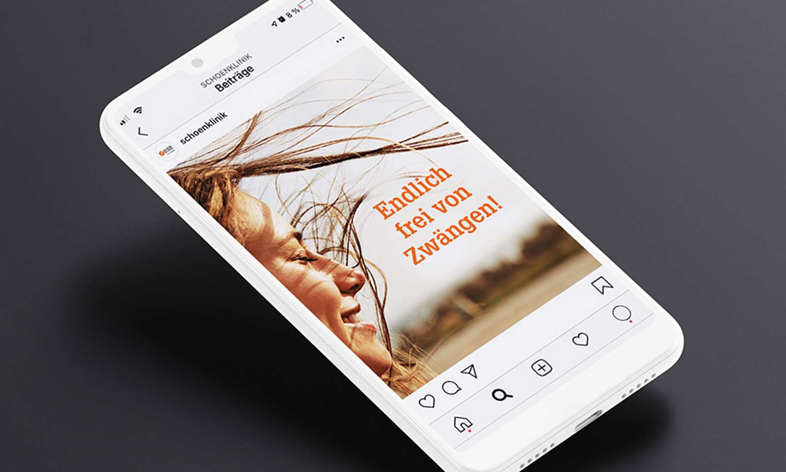 Mockup eines Instagramposts aus der Social Media Kampagne der Schön Klinik in einem Smartphone mit dem Text „Endlich frei von Zwängen“